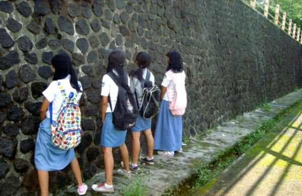 Teen school girls pee